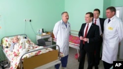 Rossiya bosh vaziri Dmitriy Medvedev Qrimda, Simferopoldagi bolalar kasalxonasini ko'zdan kechirmoqda, 31-mart, 2014-yil