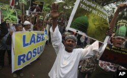 Indonesian Muslims shout slogans during a protest against an anti-Islam film that has sparked anger among followers, outside the U.S. Embassy in Jakarta, Indonesia, September 21, 2012.