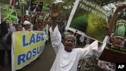 Indonesian Muslims shout slogans during a protest against an anti-Islam film that has sparked anger among followers, outside the U.S. Embassy in Jakarta, Indonesia, September 21, 2012.