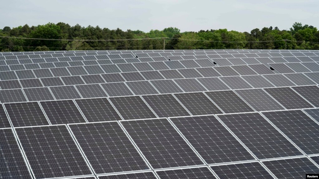 2021年5月26日，美国新泽西州汤姆斯河市的汤姆斯河太阳能农场上一排排的太阳能电池板。（路透社）(photo:VOA)