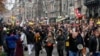 Ribuan warga memrotes pembatasan baru terkait COVID-19 di Amsterdam, Belanda (20/11) lalu, sementara Belanda memastikan mengkonfirmasi kasus COVID-19 varian Omicron di negaranya. 