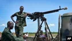 Les soldats du gouvernement montent la garde près de leur véhicule sur les lignes de front dans la ville de Kuek, dans le nord de l'état du Haut-Nil, au Sud-Soudan.