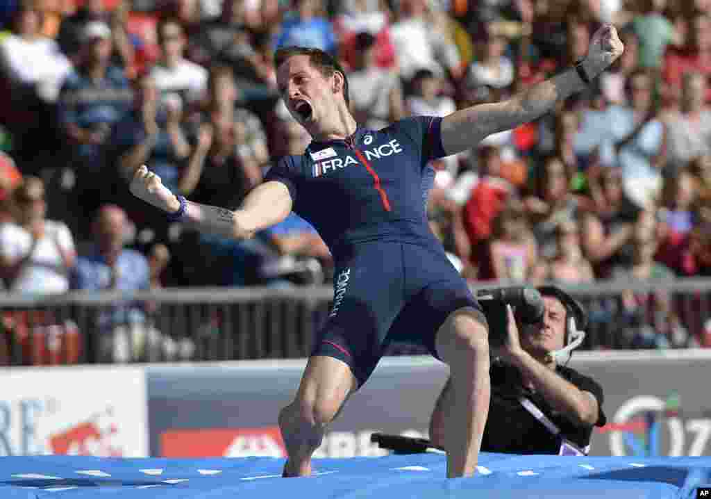 Renaud Lavillenie de France célèbre sa médaille d&#39;or saut à la perche/messieurs au cours des Championnats d&#39;Europe d&#39;athlétisme à Zurich, en Suisse, le samedi 16 août 2014.