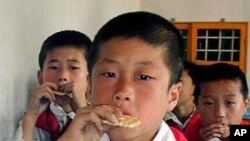 유니세프가 지원한 음식을 먹는 북한 어린이 (자료사진).