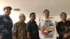 Menko Luhut Binsar Panjaitan, berfoto bersama Penulis Komik "Si Juki", Bupati Belitung dan pihak lainnya Peluncuran Komik “Si Juki “ di Kantor Kemenko Maritim, Jakarta, Jumat sore (21/6) (foto: VOA/Ghita Intan).