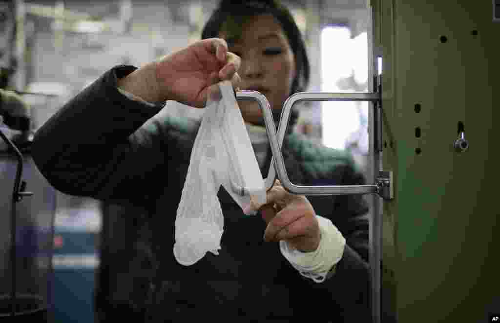9일 북한 평양양말공장 여성 노동자가 스타킹 품질검사를 하고 있다.