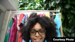 Teclaire Wilson de Dakar affiche fièrement une coiffure naturelle de plus en plus populaire au Sénégal (VOA/Ricci Shryock) 