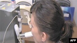 Žena testira dah u okrivu studije koja razvija novi način da se otkrije rak pluća.