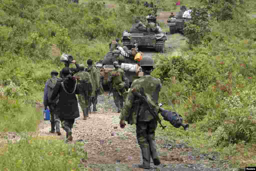 Congolese soldiers move to front line positions as they advance against the M23 rebels in Kibumba, north of Goma, Oct. 27, 2013. 