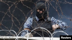Пророссийский сепаратист в Донецке