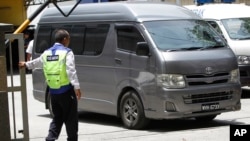 Mobil van yang membawa jenzaah Kim Jong Nam keluar dari rumah sakit di Kuala Lumpur, Malaysia, Kamis (30/7).
