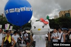 香港網民團體以卡通人物Hello Kitty，諷刺新任香港特首梁振英隱瞞家中違建