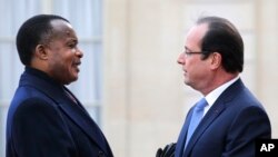 Le président congolais Denis Sassou Nguesso, à gauche, est accueilli par le président français François Hollande à l'Elysée à Paris, le vendredi 6 décembre 2013. 