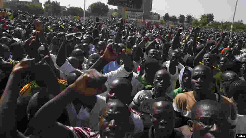 Pro-democracy protesters chant slogans against military rule at Place de la Nation in Ouagadougou, capital of Burkina Faso, Nov. 2, 2014.