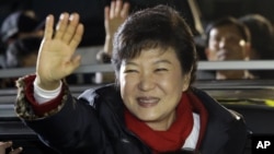 South Korea's presidential candidate Park Geun-hye of ruling Saenuri Party waves to her supporters near the party's head office in Seoul, South Korea, Dec. 19, 2012. 