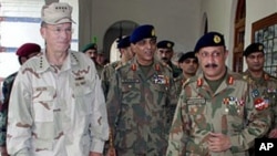 Admiral Michael Mullen (L) Chairman of the US Joint Chiefs of Staff arrives in Multan, Pakistan, with Pakistan's army Chief General Ashfaq Parvez Kayani (C), to visit flood-affected areas, Sept. 2, 2010 (file photo)