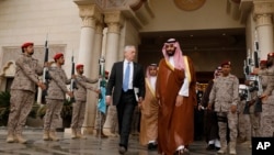 Міністр оборони США Джеймс Маттіс після зустрічі зі своїм саудівським колегою принцом Махаммедом бін Салманом
