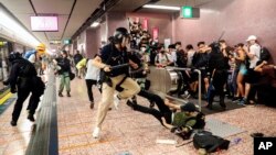 香港警察2019年8月31日在港铁太子站逮捕反送中抗议者。