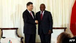 Presiden Afrika Selatan Cyril Ramaphosa (kanan) berjabat tangan dengan Presiden China Xi Jinping di Pretoria, Selasa (24/7). 