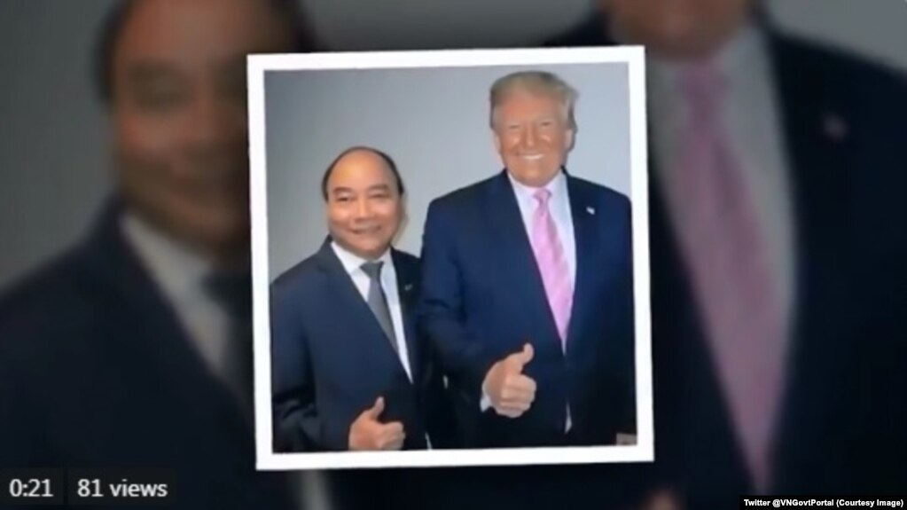 Thủ tướng Nguyễn Xuân Phúc và Tổng thống Donald Trump chụp ảnh bên lề Hội nghị G20 ở Osaka, Nhật Bản, hôm 28/6. (Twitter @VNGovtPortal)