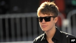 Justin Bieber arrives at the Do Something Awards on Sunday, Aug. 14, 2011 in Los Angeles.