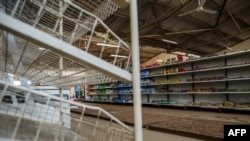 Des étagères vides, y compris celles pour le pain, dans un magasin d'épicerie à Harare, alors que le Zimbabwe connaît de nouvelles pénuries, le 9 octobre 2018.