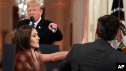 Predsjednik Tramp i novinar Jim Acosta na press konferenciji 7. novembra 2018. godine, dan poslije izbora za Kongres. 