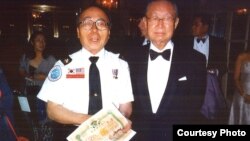 지난해 7월 60년 만에 백선엽 전 육군참모총장(오른쪽)과 함께 한 강석희 씨가 6.25 전쟁 당시 백선엽 사단장으로부터 받은 제대증명서를 들고 있다.
