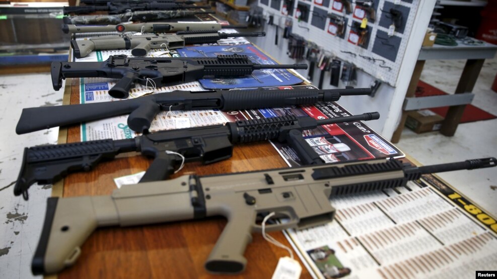 Bên trong một cửa hàng bán vũ khí ở Oregon.