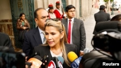 Senator Bolivia Jeanine Añez yang memnyatakan diri sebagai presiden sementara, memberi keterangan kepada media di Istana Presiden, La Paz, Bolivia, 14 November 2019.
