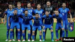 Tim sepak bola nasional Italia berpose sebelum pertandingan persahabatan melawan Inggris di Stadion Wembley, London, 27 Maret 2018.