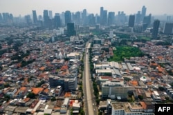 File - Foto udara ini menunjukkan jalan menuju pusat kota Jakarta.