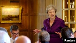 La Première ministre britannique Theresa May à Checkers, la résidence officielle du Premier ministre, près d'Aylesbury, en Grande-Bretagne, le 6 juillet 2018. Joel Rouse / MOD / via REUTERS