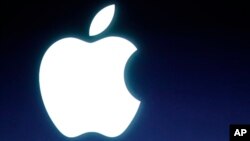 Logo Apple di kantor pusatnya di Cupertino, California.