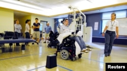 Ảnh minh họa - Bệnh nhân bại liệt Jason Disanto điều khiển xe lăn bằng Hệ thống Tongue Drive (điều khiển bằng lưỡi) tại Trung tâm Shepherd, Atlanta, tiểu bang Georgia. 