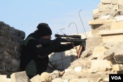 Iraqi snipers guard historical targets as mortars continue to fall over the river into Iraqi-controlled eastern Mosul, Jan. 18, 2017. (H. Murdock/VOA)