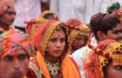 Seorang pengantin wanita terlihat selama upacara pernikahan massal untuk anggota komunitas Thakore di desa Bhuvaldi di pinggiran Ahmedabad. (Foto: AFP)