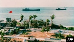 两艘台湾军舰停泊在南中国海太平岛附近海域。