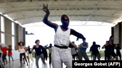 La chorégraphe franco-sénégalaise Germaine Acogny dans son école de danse à Toubab Dialaw, 29 août 2007.