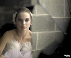 Natalie Portman saat tampil sebagai White Swan.