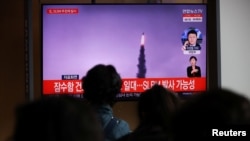 韩国民众在电视上观看有关朝鲜发射弹道导弹的电视报道（路透社2021年10月19日）