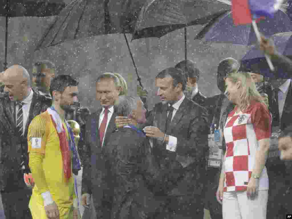 Presiden Perancis Emmanuel Macron memeluk pelatih timnas Perancis Didier Deschamps dalam upacara pemberian piala setelah laga final Piala Dunia 2018 antara Perancis dan Kroasia di Stadion Luzhniki, di Moskow, Rusia, 15 Juli 2018.