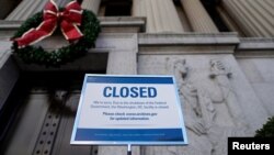 22일 미국 워싱턴 국립문서보관소에 연방정부 부분폐쇄로 문을 닫는다는 안내문이 붙어있다.