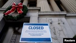 Sebuah tanda menyatakan gedung Arsip Nasional ditutup karena "government shutdown" di Washington, AS, 22 Desember 2018. (Foto: dok).