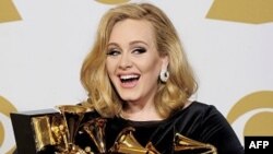 Adele với 6 giải Grammy giành được năm 2012.