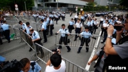 Cảnh sát thiết lập các hàng rào chặn lối vào Văn phòng của Hành chánh Trưởng quan Hồng Kông, ngày 2/10/2014.