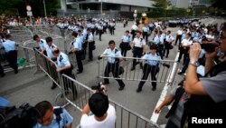 香港民主抗議人士在梁振英辦公地點外集結,警方在通往特首辦的路上架設鐵馬，加強保安。