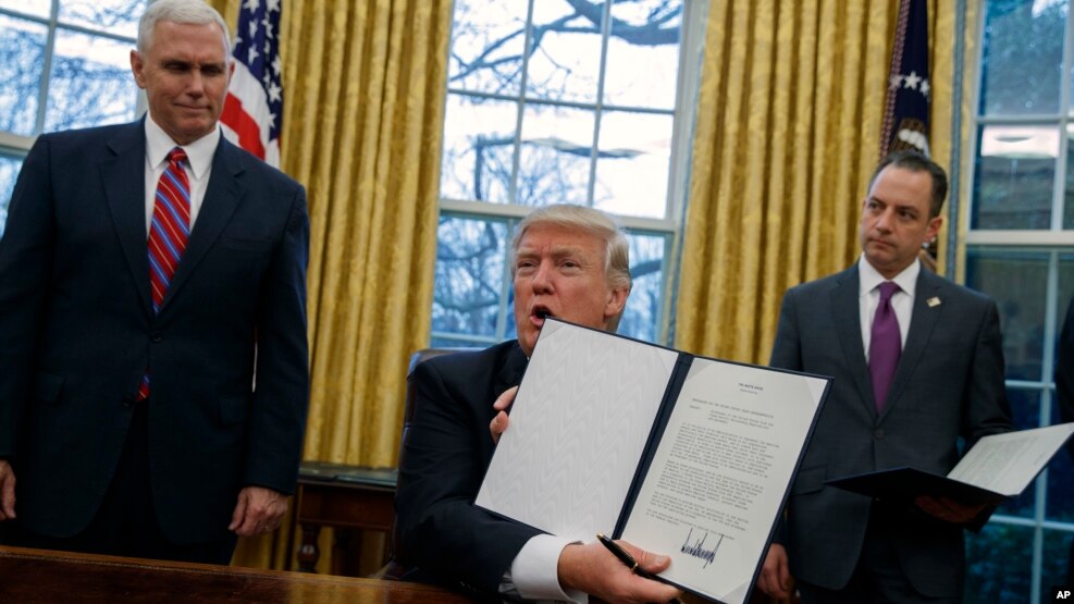 Hôm thứ Hai, 23/1/2017, ông Trump ký một sắc lệnh hành pháp để chính thức rút Mỹ khỏi TPP