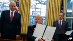Donald Trump mostra decreto presidencial que retira EUA do Tratado.
