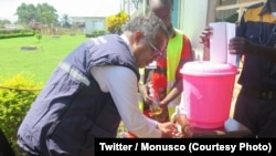 Le Directeur Général de l’OMS, le Dr Tedros Adhanom Ghebreyesus, s’est plié au rite du lavage des mains, précaution de base dans la prévention contre la maladie à virus Ebola, à son arrivée à l’aéroport de Beni, Nord-Kivu, RDC, 15 août 2018. (Twitter/Monu